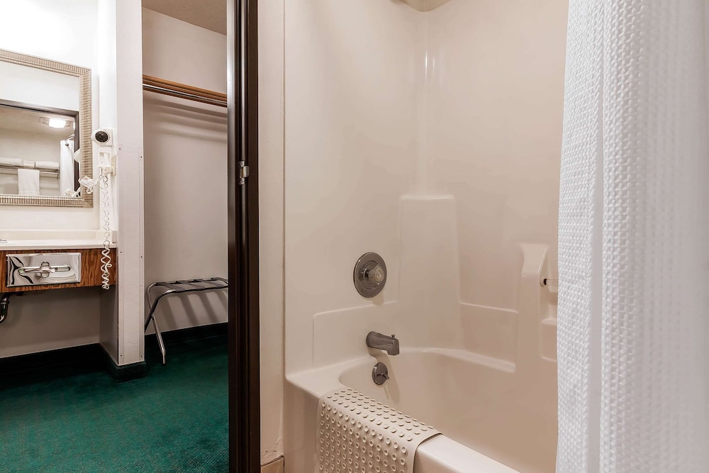 Standard Room, 1 Queen Bed, Non Smoking - Photo 7