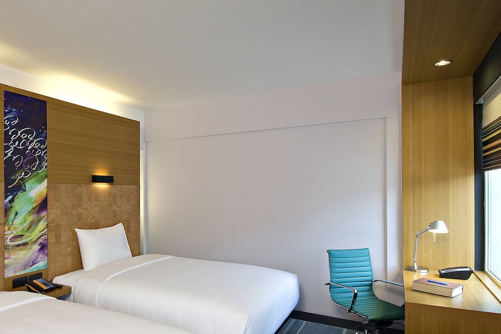 Room, 2 Queen Beds, Pool View photo 1
