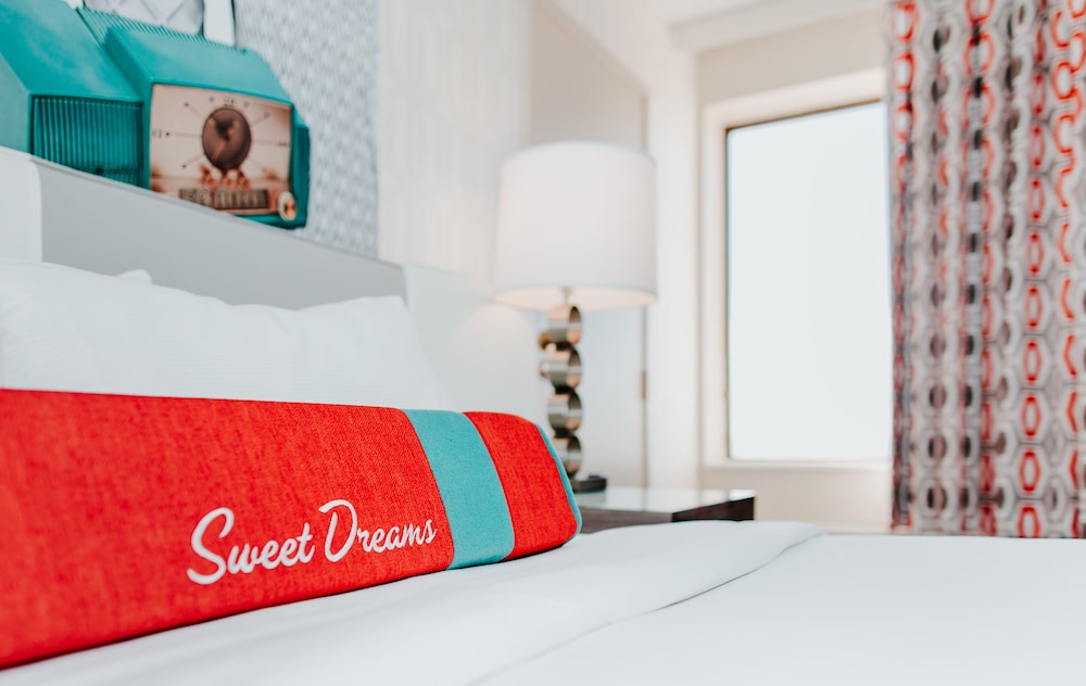Room, 1 King Bed, Refrigerator