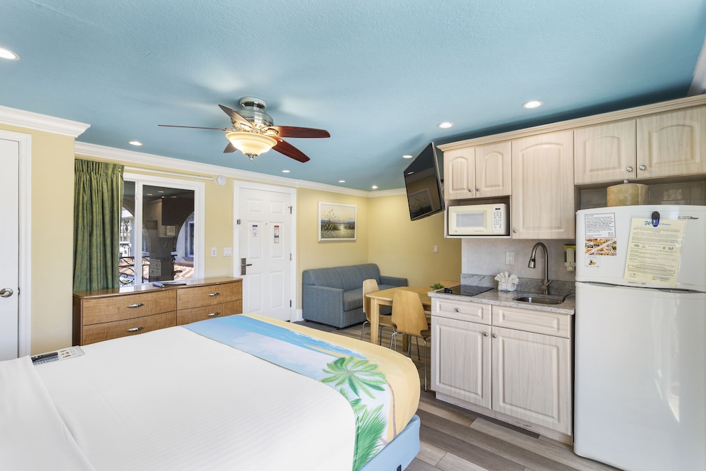 Bay Front with Balcony Suite: 1 Queen Bed and 1 Sleeper Sofa - Photo 4