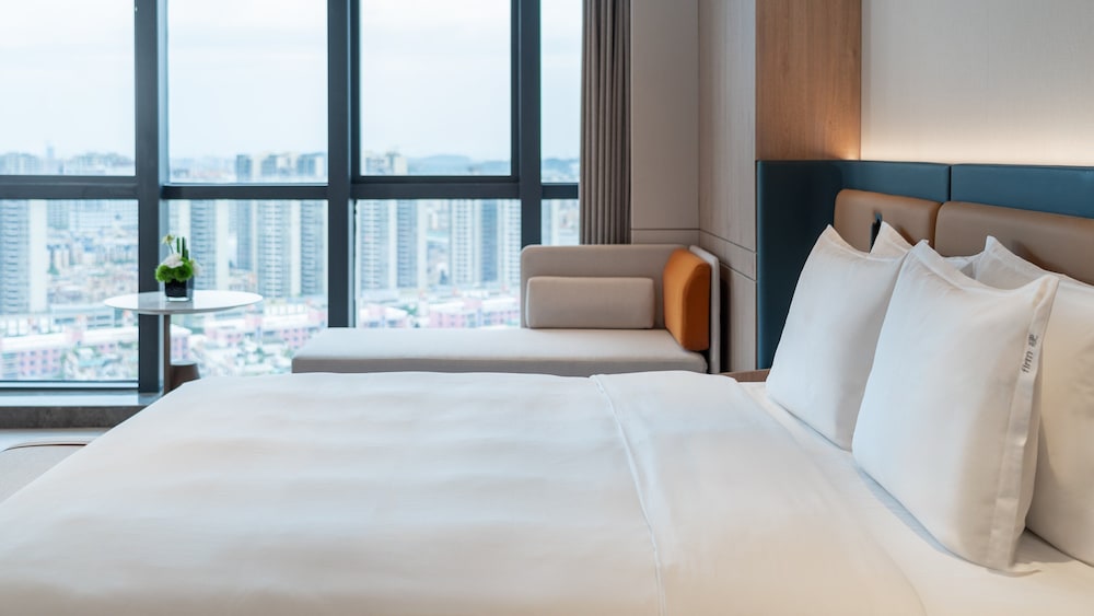 Suite, 1 King Bed (High Floor) photo 2