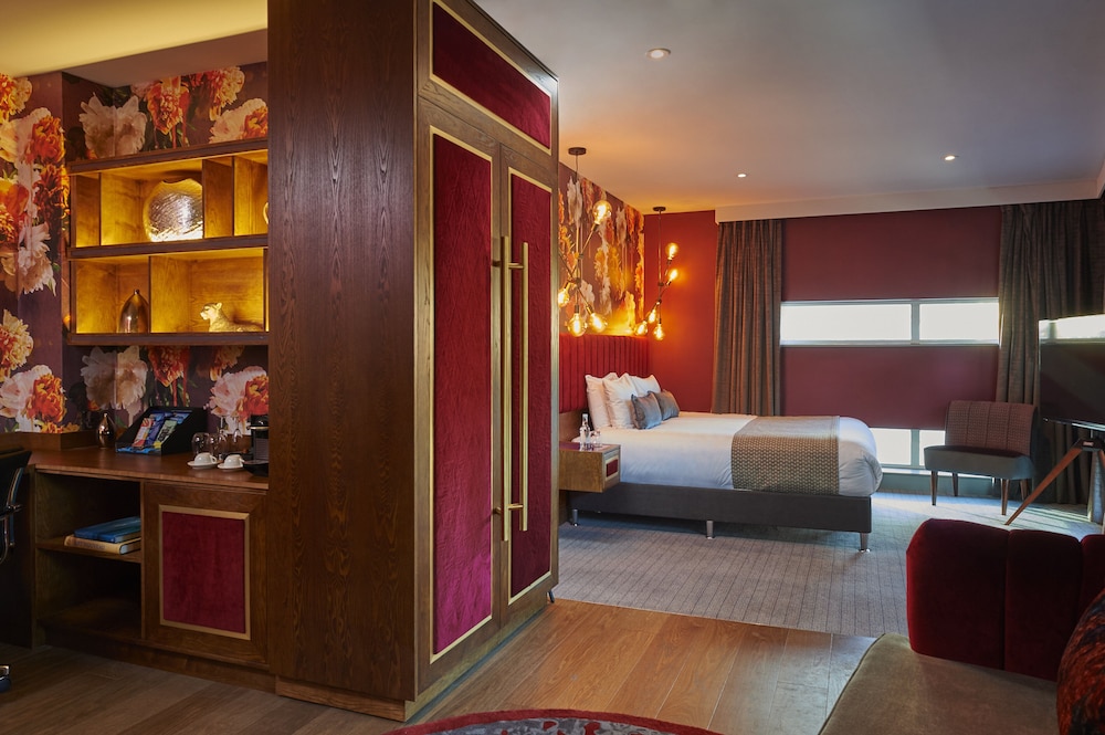 Corner Suite - Photo 6