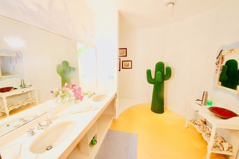 Superior Suite, 1 King Bed, Private Bathroom, Ocean View photo 2