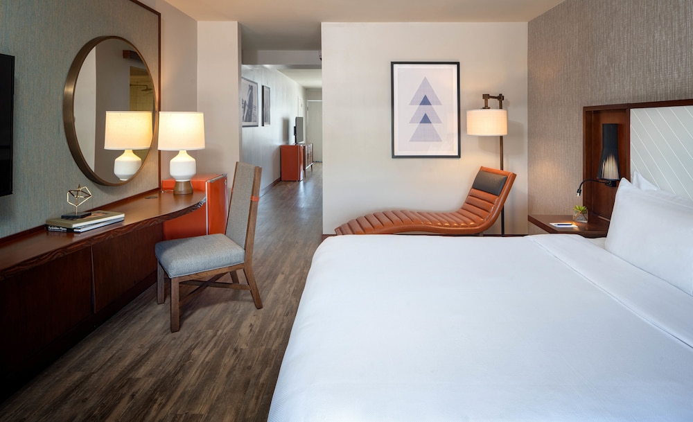 Suite, 1 Bedroom, Poolside - Photo 2