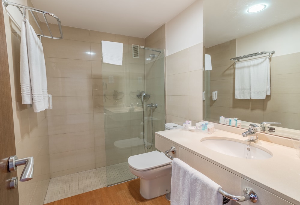 Double Room (2 adults and 1 child) thumbnail 5