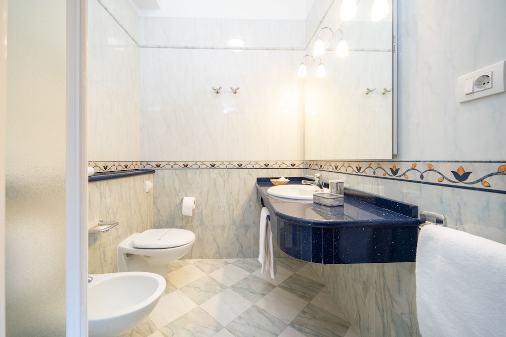 Double Room, Balcony (Elegant) photo 2