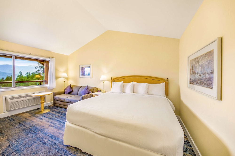 Standard Room, 1 King Bed, Balcony, Lake View photo 1