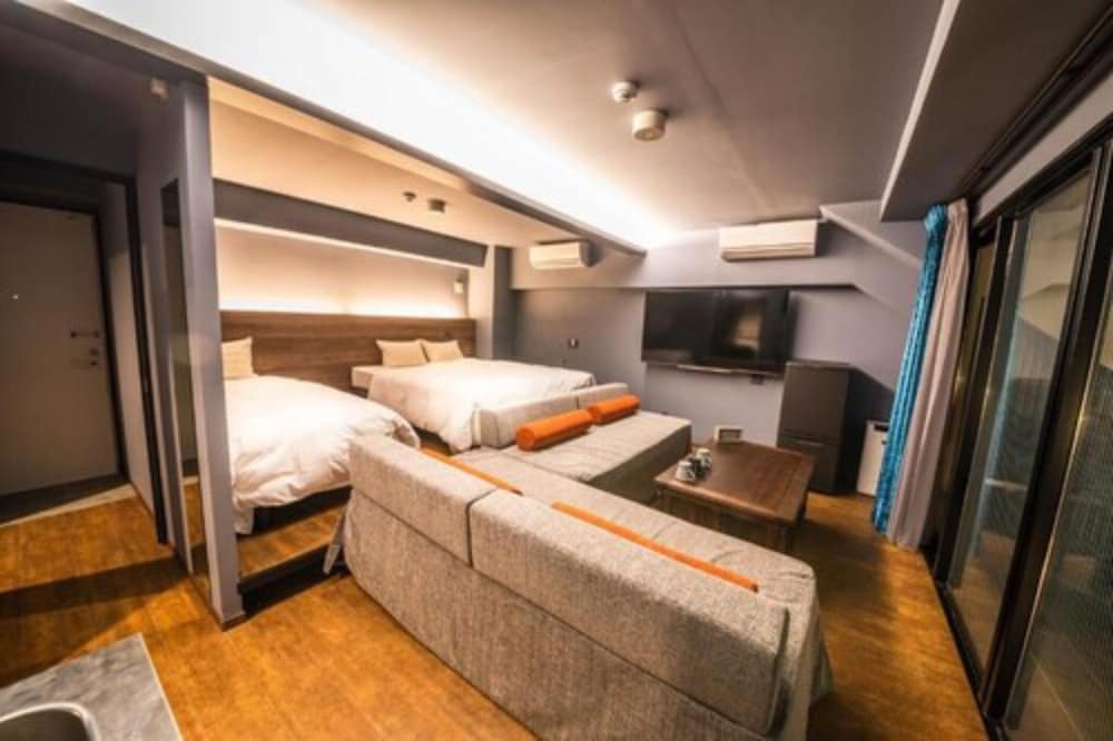 Suite Room with Balcony and Jetted Tab, Non Smoking - Photo 2