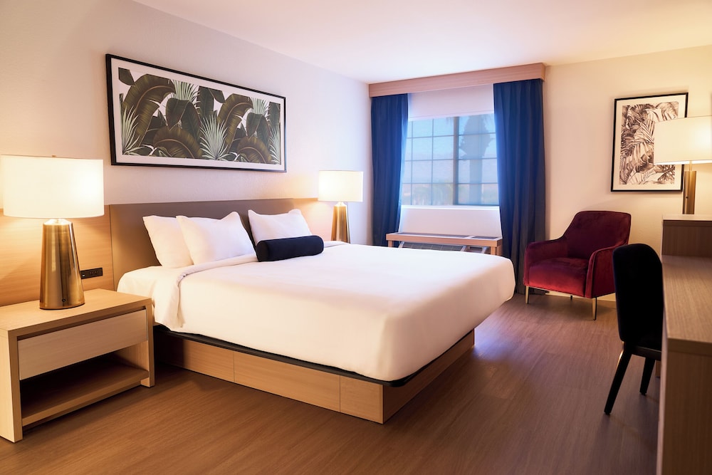 Premium Room, 1 King Bed - Photo 1