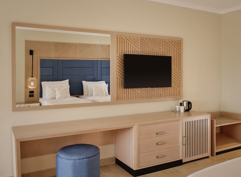 Deluxe Room thumbnail 5