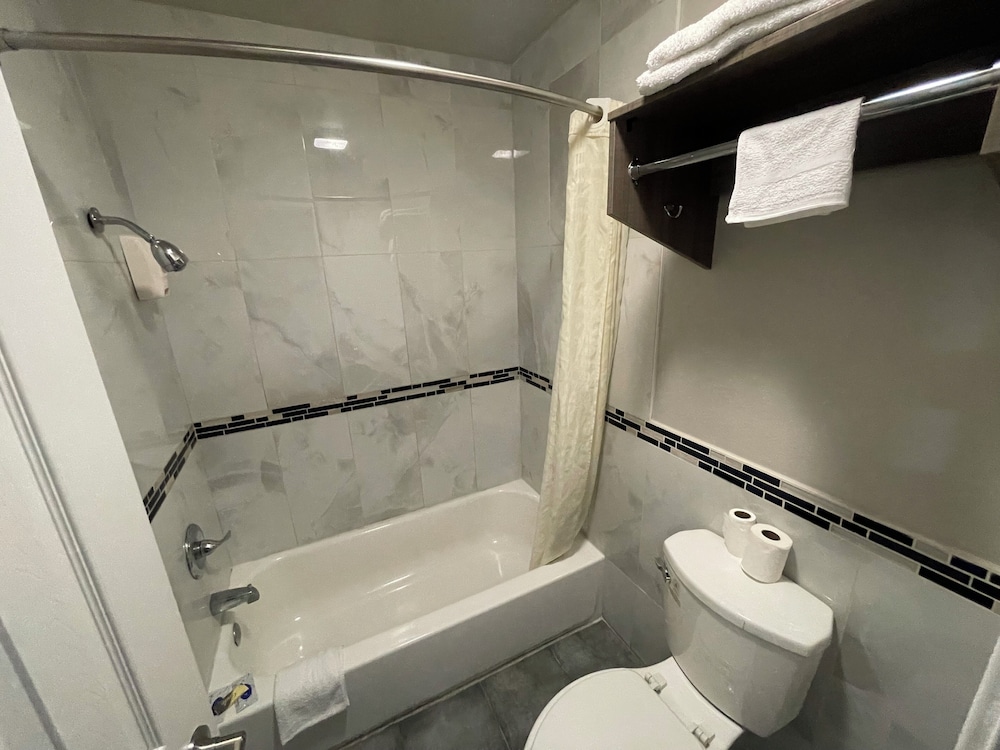 Comfort Room, 2 Queen Beds, Non Smoking, City View photo 3
