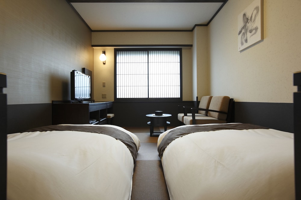 Japanese Style Twin Room (2 Beds or 2 Bed or 2 mattresses) - Photo 3