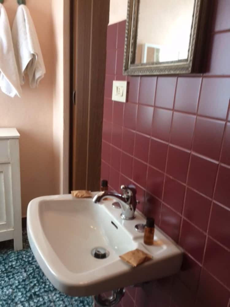 Classic Triple Room, Private Bathroom photo 3