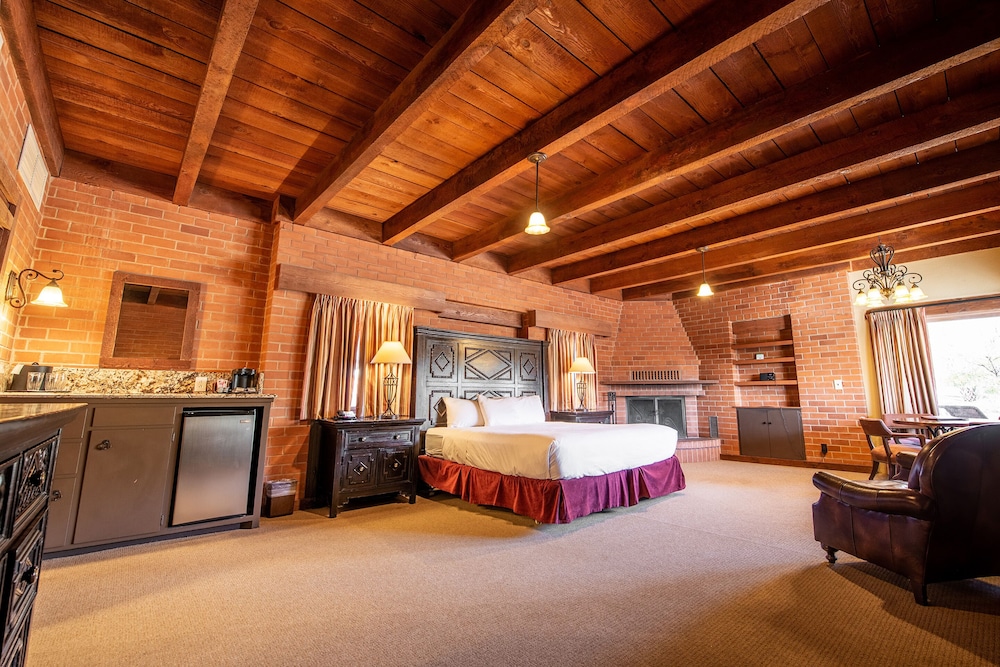 Room (Road Runner Ridge Casita with King)