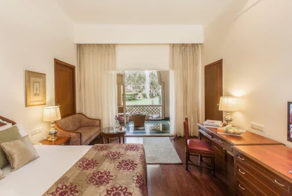 Premium Room King Bed - Photo 1