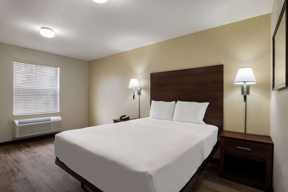 Room, 1 Queen Bed, Non Smoking (Renovated) photo 3