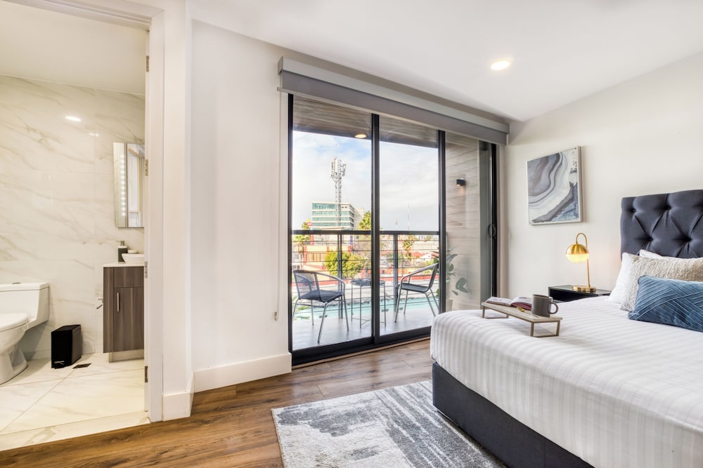 Elegant Apartment with Balcony photo 3