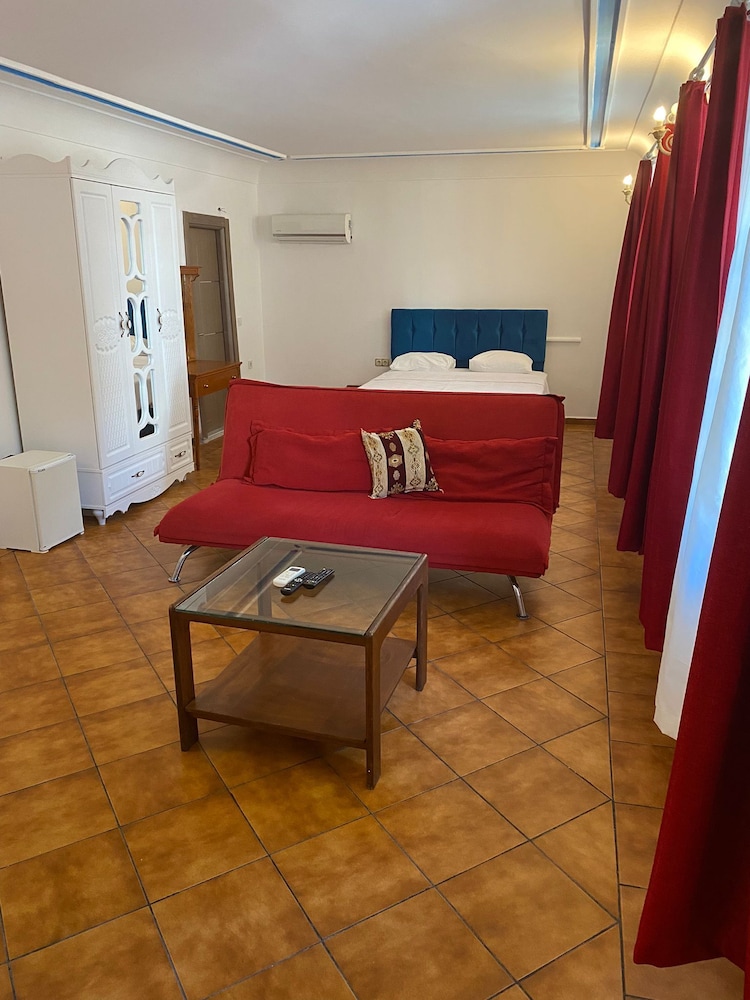 Family Studio Suite, 1 Bedroom, Garden View