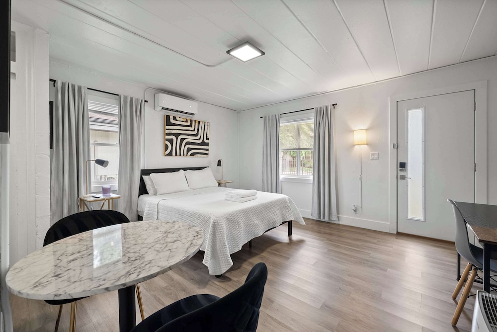 Studio Suite, 1 Queen Bed, Garden View (Chic City Retreat 97)