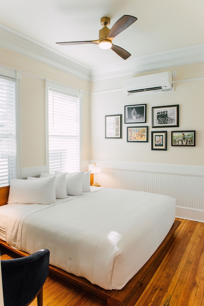 Signature Room, 1 King Bed, Non Smoking