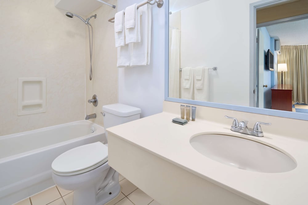 Suite, 1 Bedroom, Kitchenette - Photo 5
