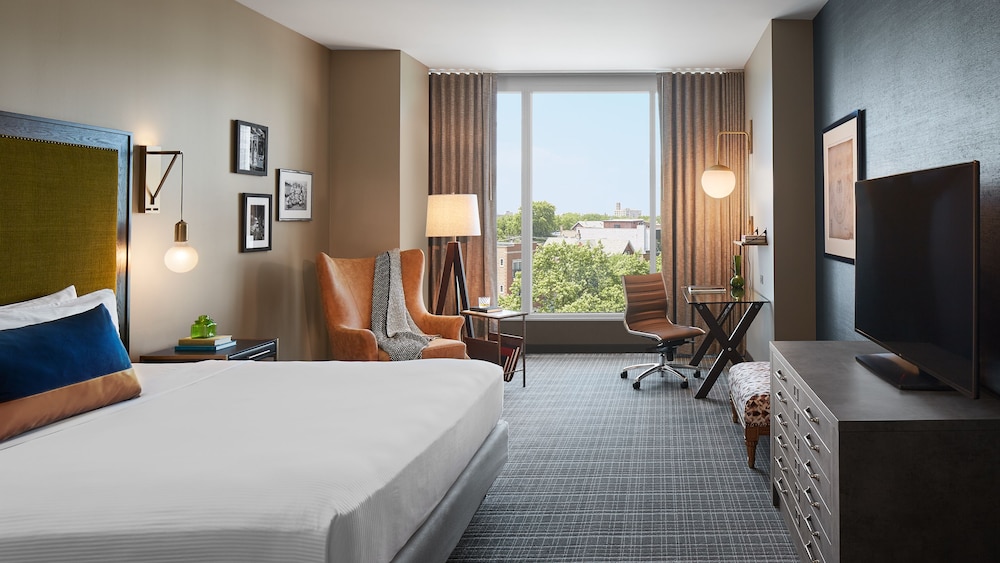 Room, 1 King Bed (Mobility/Hearing Access, Roll-In Shwr)