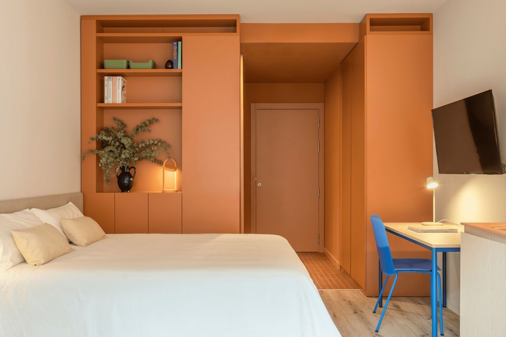 Basic Studio, 1 Queen Bed, Balcony