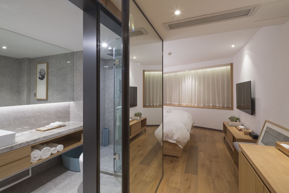 Comfortable King-Size Room photo 2