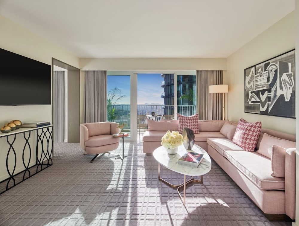 Premier Suite, 1 Bedroom, 1 King Bed (Hearing Accessible) thumbnail 6