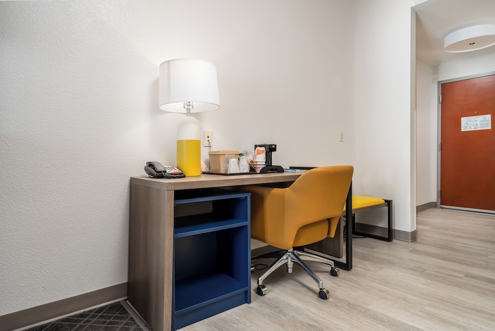 Suite, 1 King Bed with Sofa bed, Accessible, Non Smoking photo 2