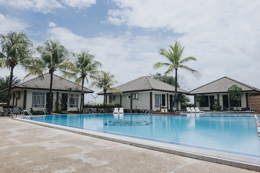 Bungalow Pool View photo 2