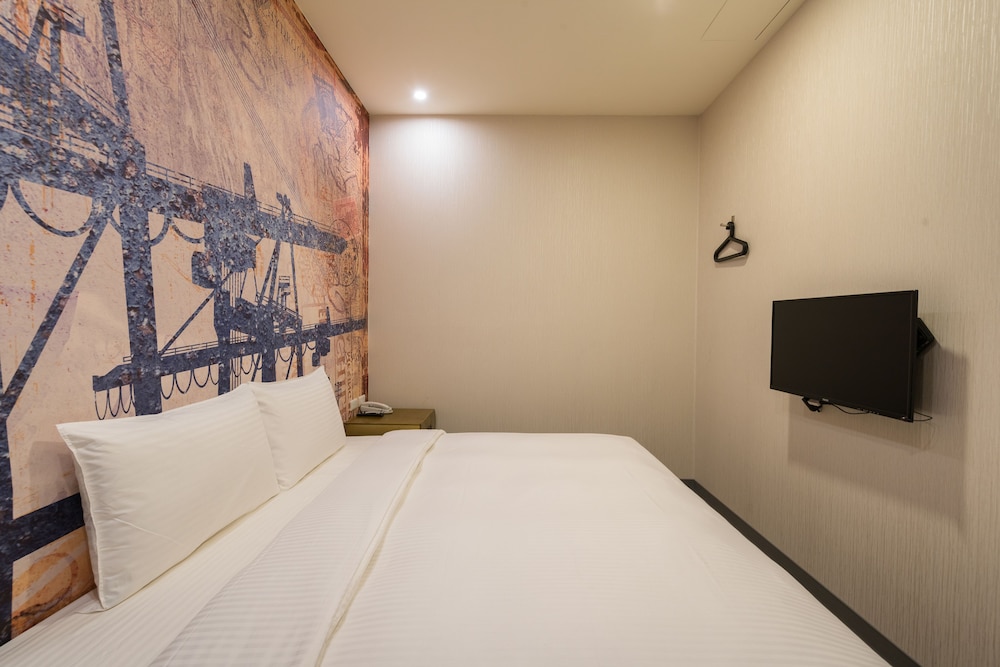 Standard Double Room, No Windows photo 2
