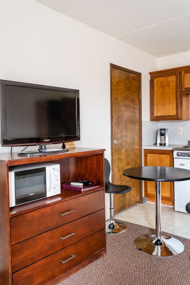 Room, 1 Queen Bed, Kitchenette photo 3