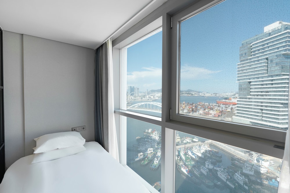 Business Triple Room, Harbor/City View photo 2