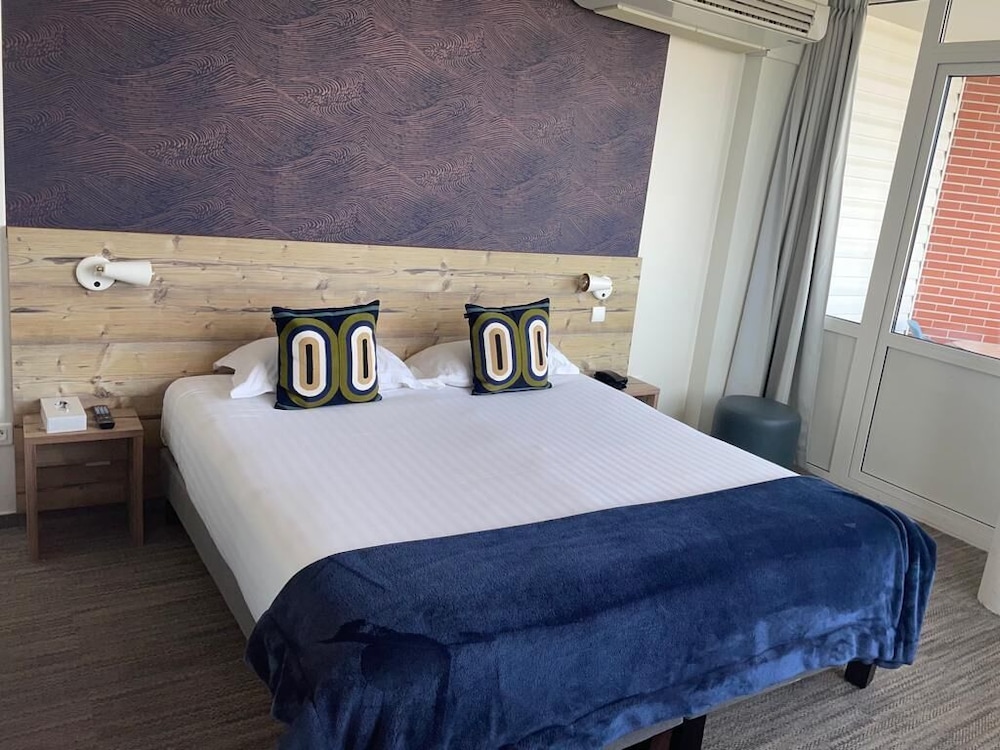 Comfort Room, Mobility Accessible, Courtyard View