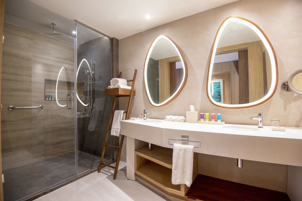 Junior Suite, 1 King Bed With Sofa Bed, Oceanfront (club, Swim Up)