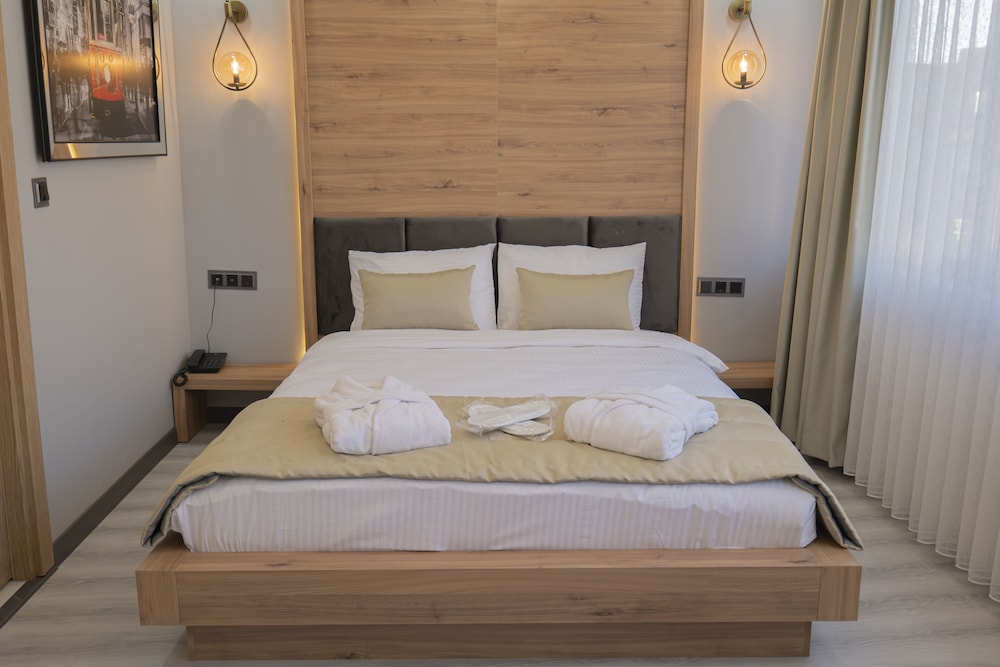 Deluxe Room, 1 King Bed photo 1