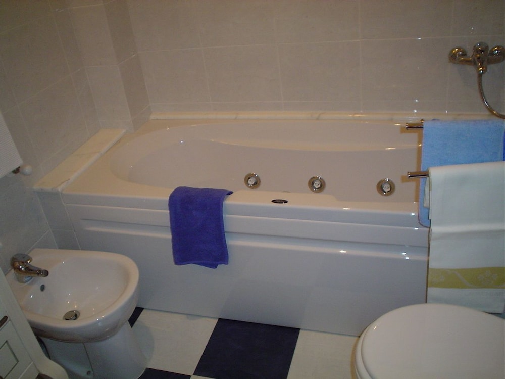 Family Quadruple Room, Ensuite photo 3