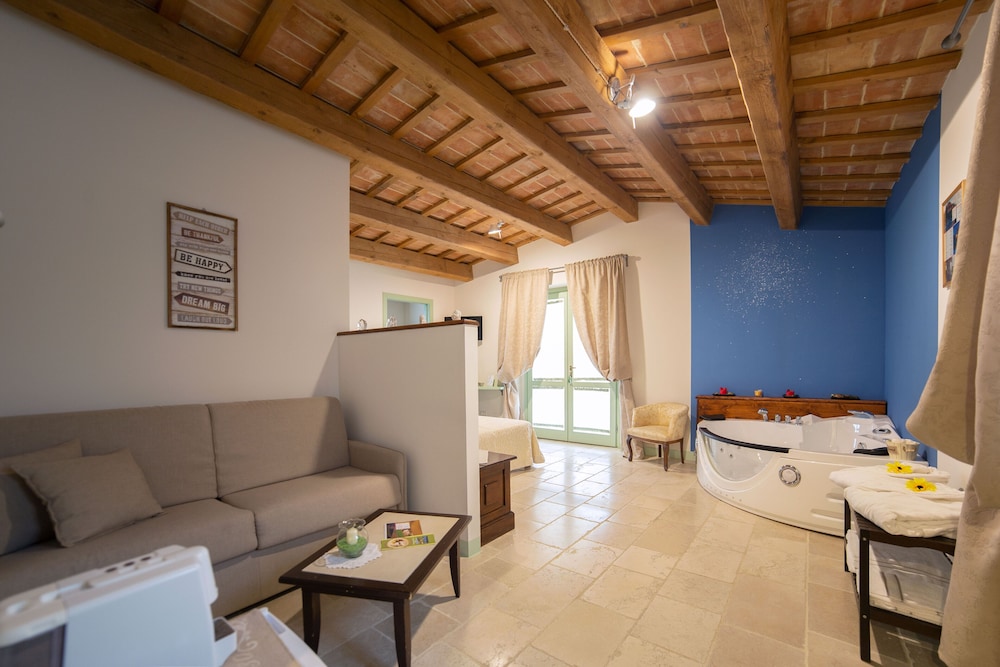 Exclusive Studio Suite, Jetted Tub, Garden View (Walter) photo 1