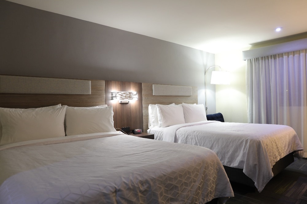Standard Room, 2 Queen Beds, Ground Floor - Photo 1