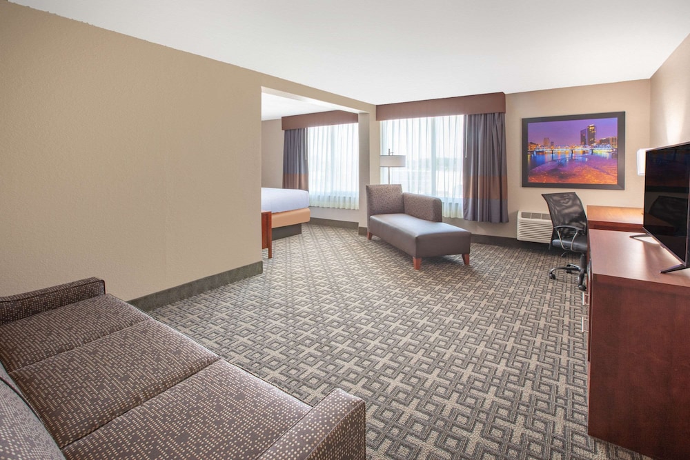 Studio Suite, 1 King Bed, Non Smoking - Photo 1