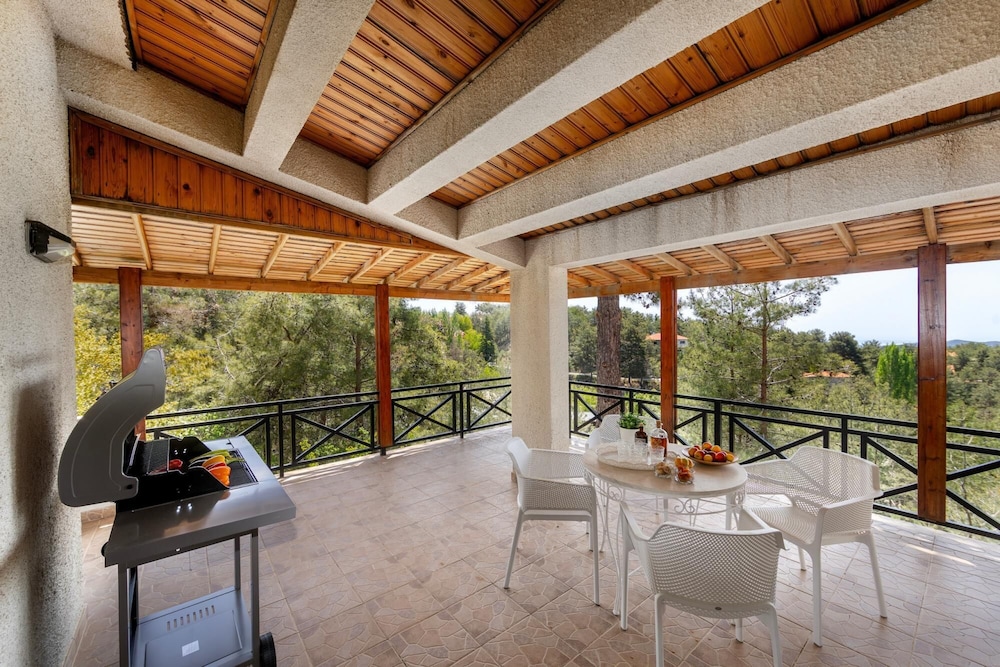 Villa photo 2