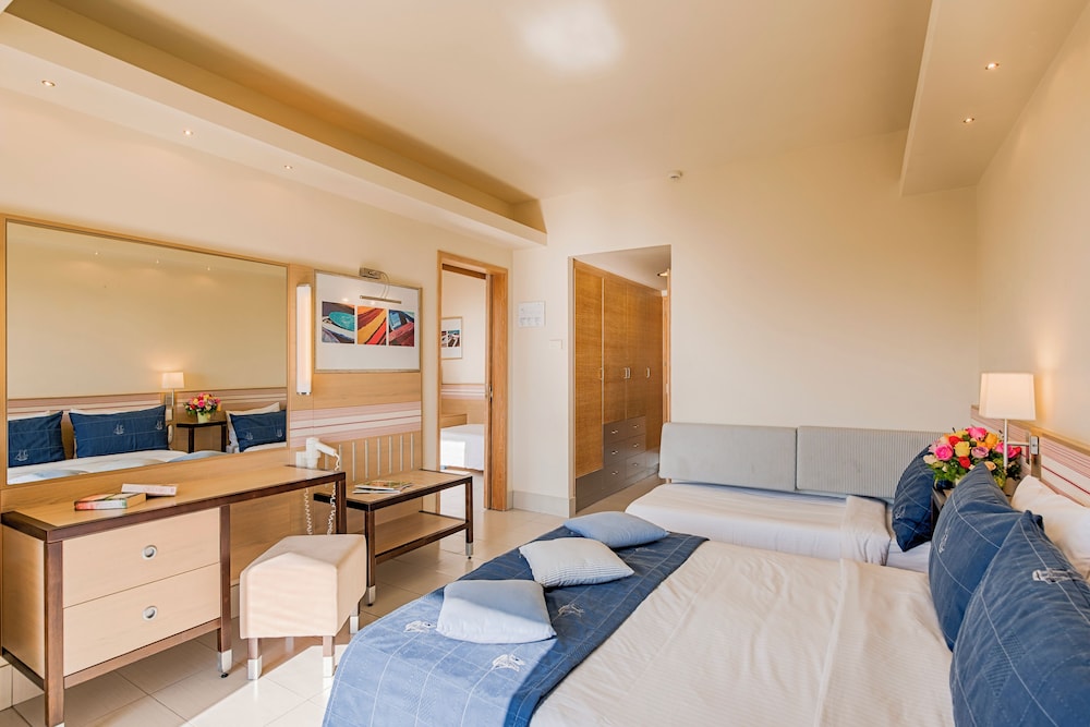 Superior Family Room, Sea View thumbnail 6
