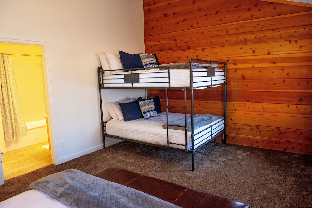 Comfort Cabin, 5 Bedrooms, Mountain View photo 2