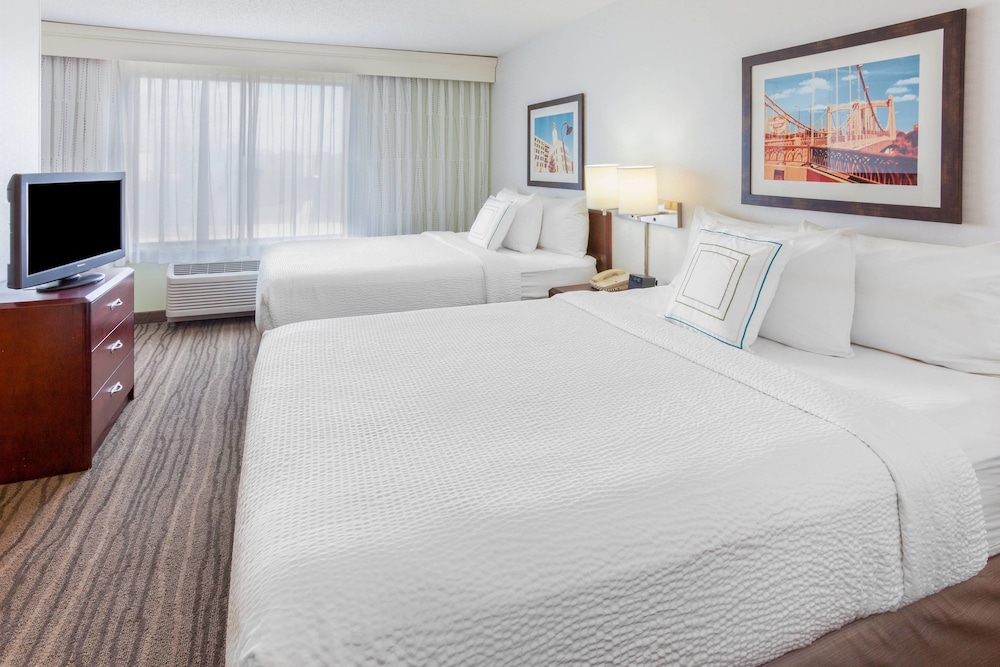 Suite, Multiple Beds (Mobility/Hearing Accessible, Tub) photo 2