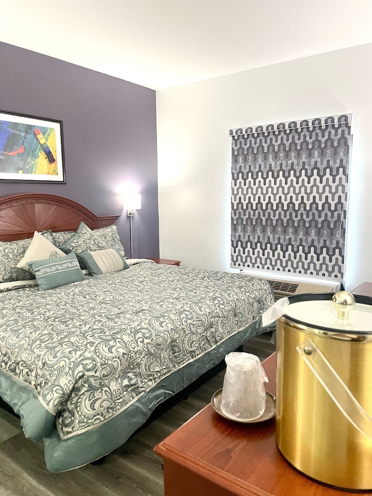 Standard Suite, 1 King Bed photo 2