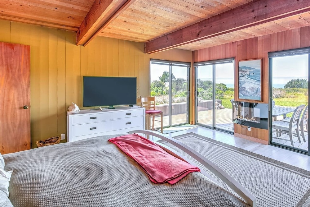 House, Multiple Beds, Hot Tub, Partial Ocean View photo 1