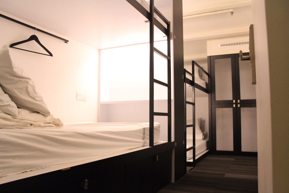 1 Bed in 6-Bed Mixed Dorm photo 1