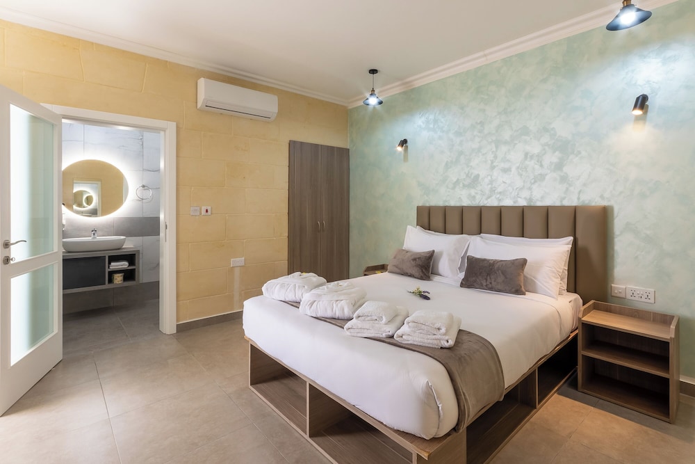Family Studio, Sea View (Ta'Battista B&B with pool Ir'Ramla)