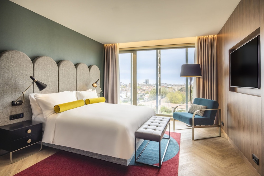 Premium Suite, 1 King Bed, Balcony